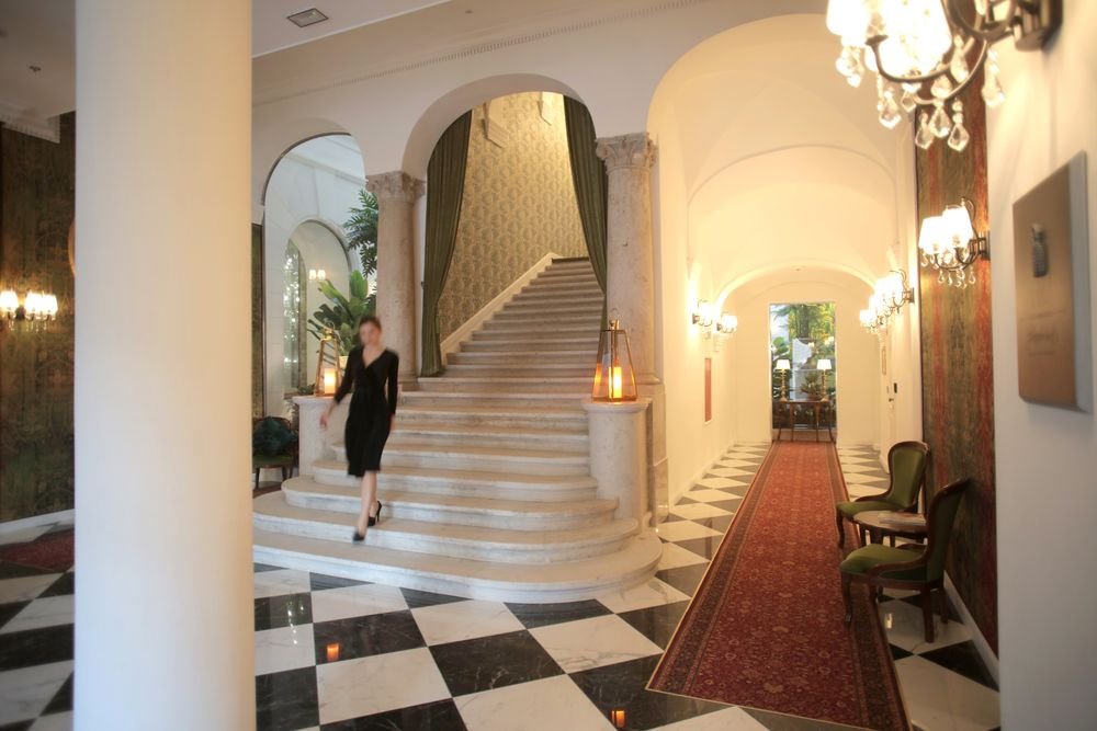 Hotel entrance lighting